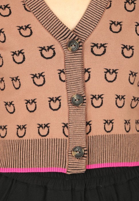 Товар коричневого цвета с внутренней стороны