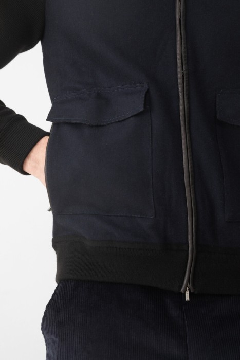 Товар черного цвета с внутренней стороны