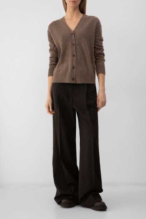 Товар коричневого цвета с внутренней стороны