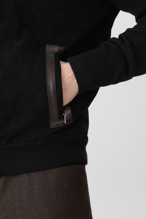 Товар черного цвета с внутренней стороны