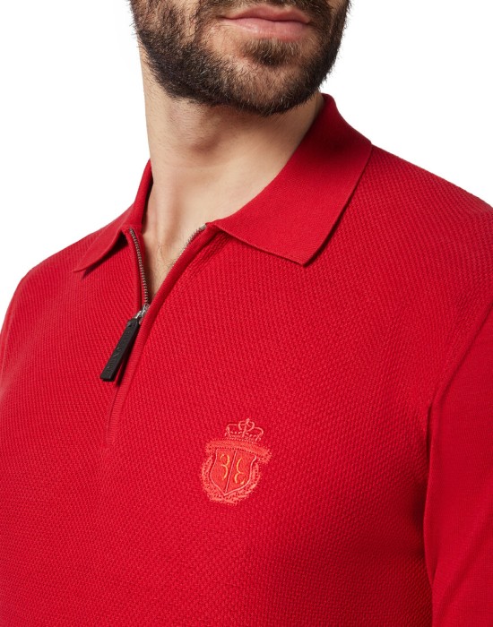 Товар красного цвета с внутренней стороны