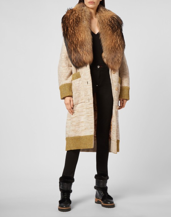 Товар бежевого цвета с внутренней стороны