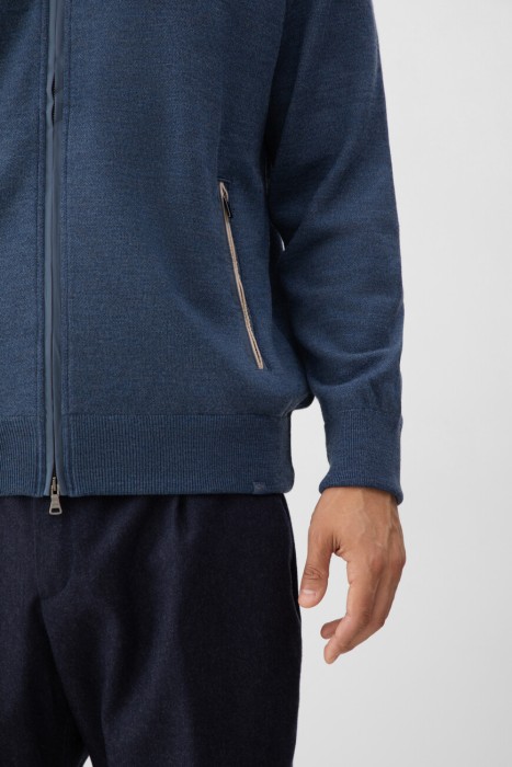 Товар синего цвета с внутренней стороны