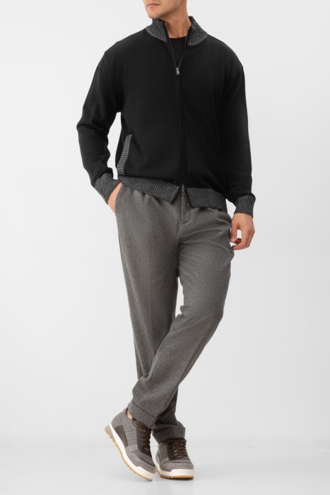 Товар черного цвета с внутренней стороны