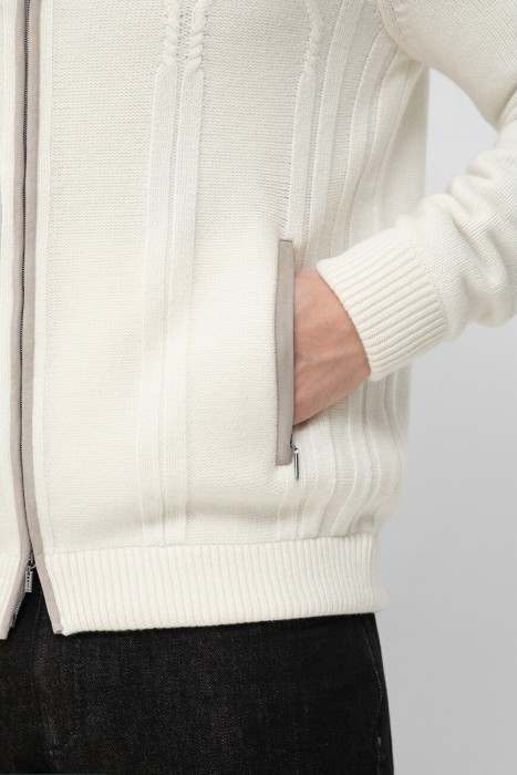 Товар белого цвета с внутренней стороны