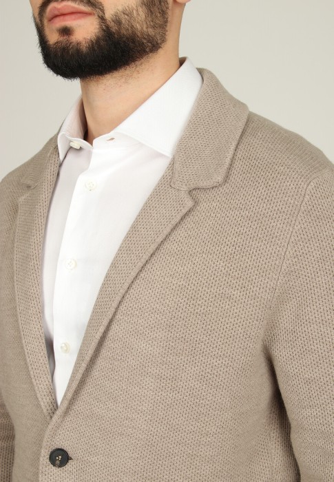 Товар бежевого цвета с внутренней стороны