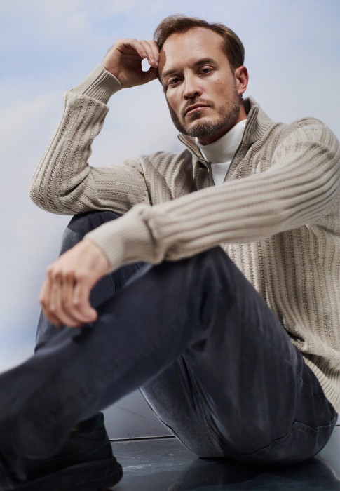 Товар бежевого цвета с внутренней стороны