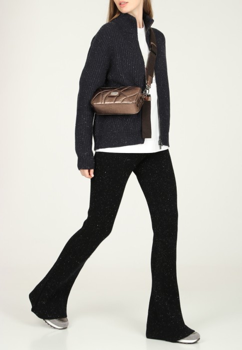 Товар синего цвета с внутренней стороны