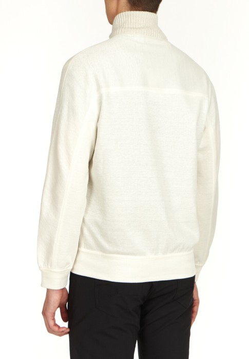 Товар белого цвета с внутренней стороны