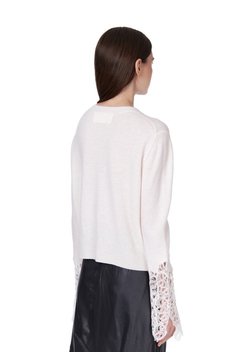 Товар белого цвета с внутренней стороны