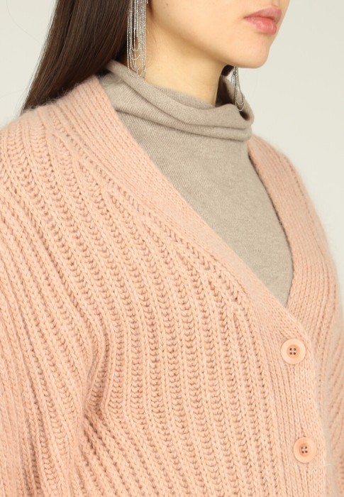 Товар коричневого цвета с внутренней стороны