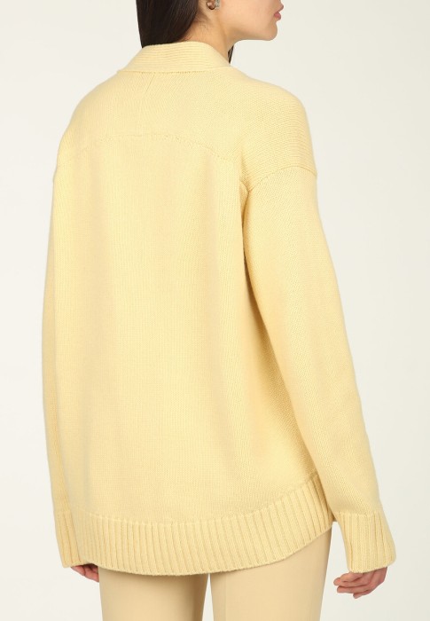 Товар желтого цвета с внутренней стороны