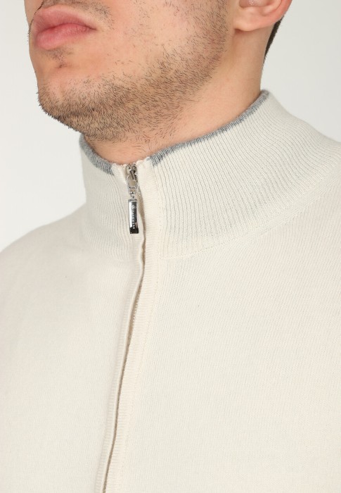 Товар серого цвета с внутренней стороны