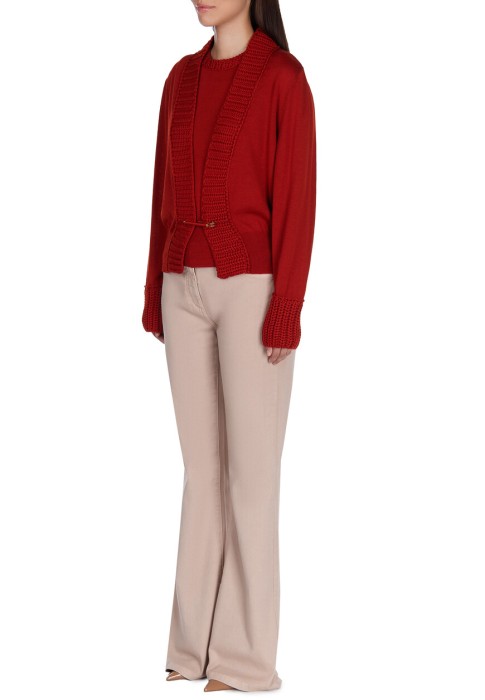 Товар красного цвета с внутренней стороны