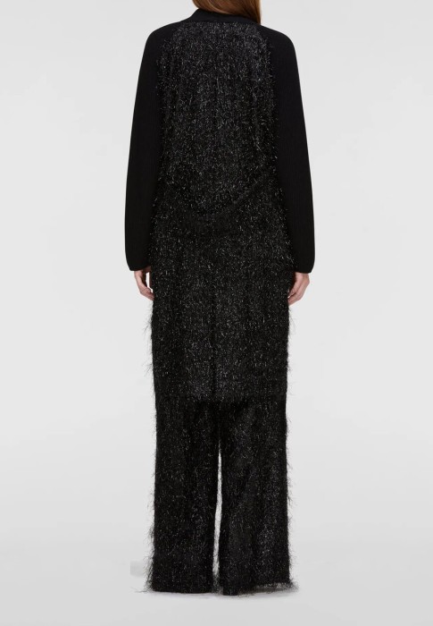 Товар черного цвета с внутренней стороны