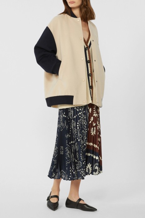 Товар бежевого цвета с внутренней стороны