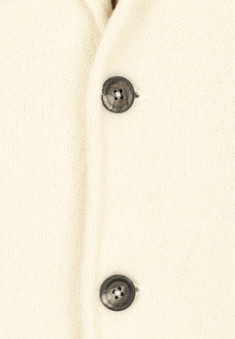 Товар белого цвета с внутренней стороны