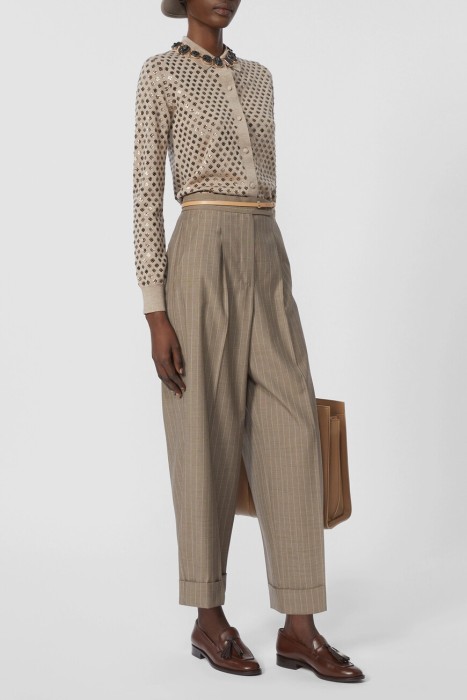 Товар коричневого цвета с внутренней стороны