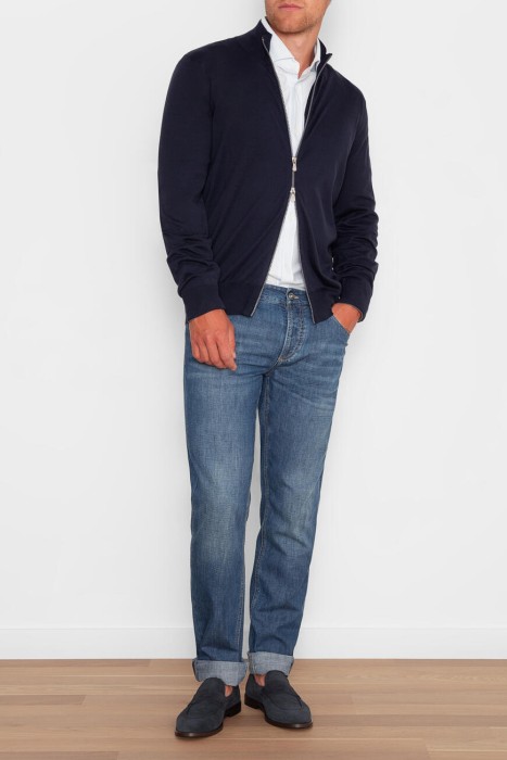 Товар синего цвета с внутренней стороны