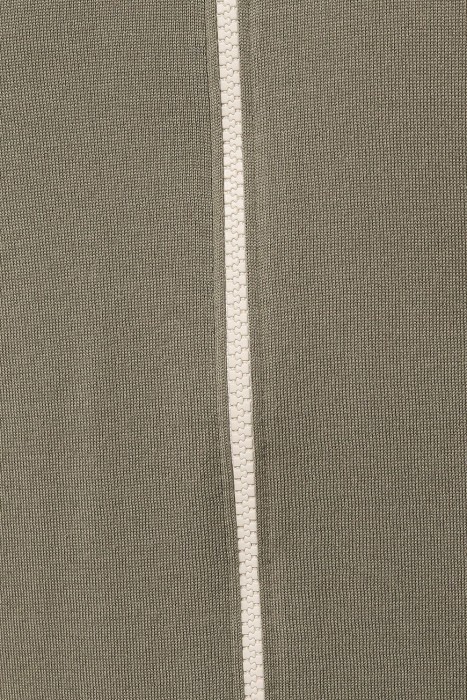 Товар хаки цвета с внутренней стороны