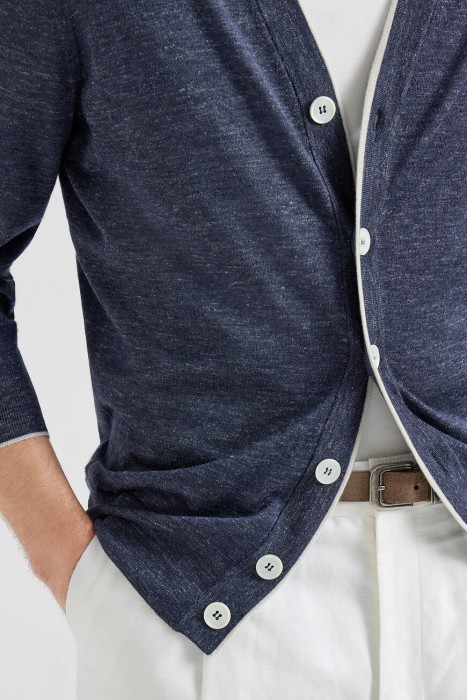 Товар синего цвета с внутренней стороны