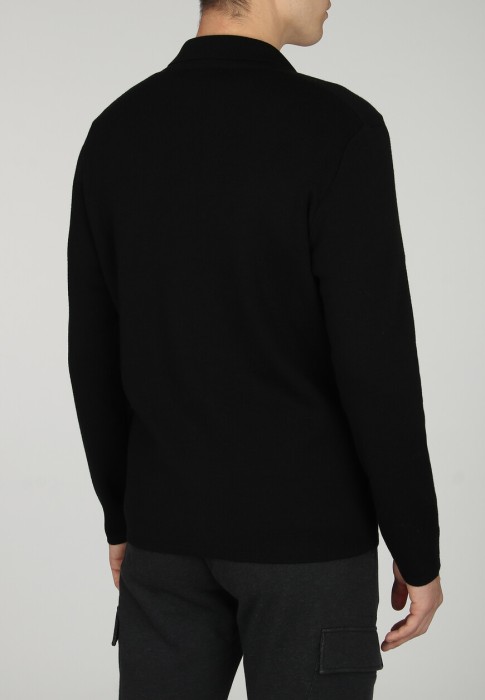 Товар черного цвета с внутренней стороны