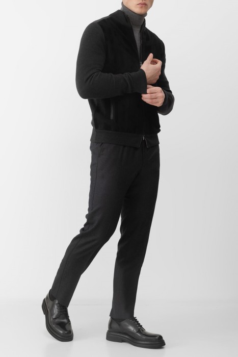 Товар черного цвета с внутренней стороны