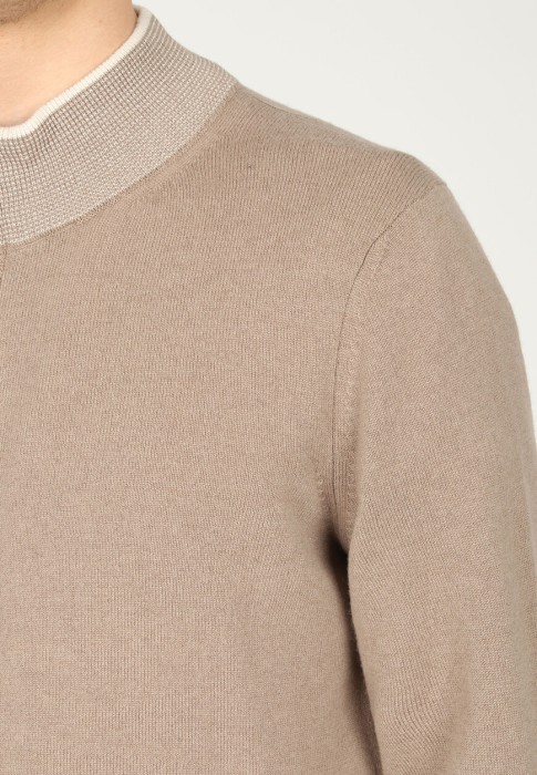 Товар бежевого цвета с внутренней стороны