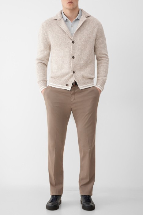 Товар бежевого цвета с внутренней стороны