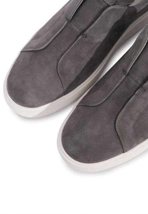 Товар серого цвета с внутренней стороны