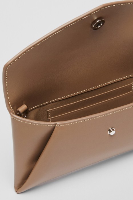 Товар коричневого цвета с внутренней стороны