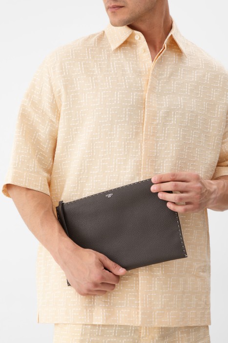 клатч  от бренда fendi вид слева