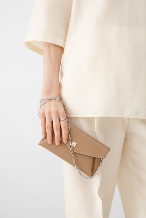 клатч  от бренда max mara вид слева