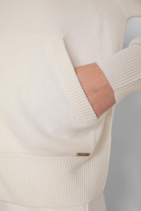 Товар белого цвета с внутренней стороны