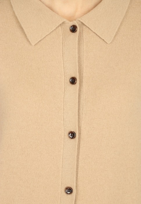 Товар коричневого цвета с внутренней стороны