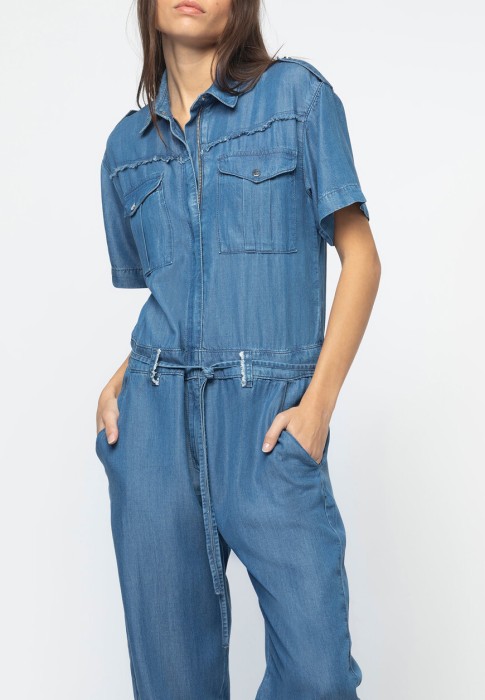 Товар синего цвета с внутренней стороны