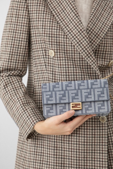 кошелек  модель baguette от бренда fendi вид слева