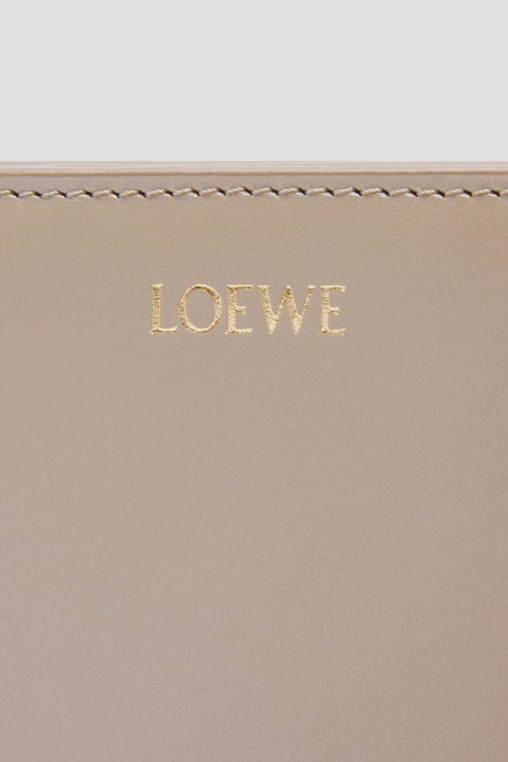 Товар бежевого цвета с внутренней стороны