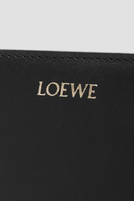 Товар черного цвета с внутренней стороны