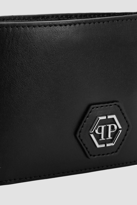 Товар черного цвета с внутренней стороны