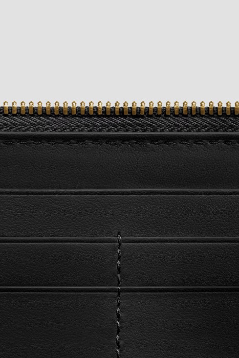 Товар черного цвета с внутренней стороны