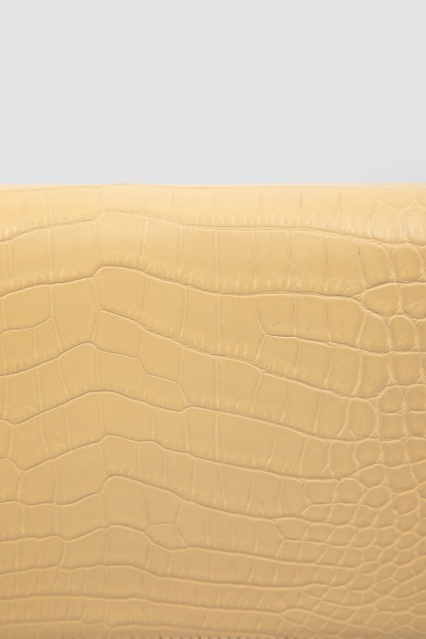 Товар бежевого цвета с внутренней стороны