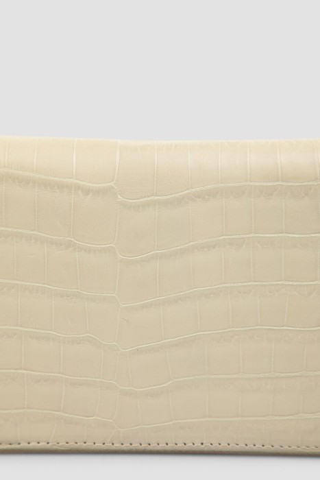 Товар белого цвета с внутренней стороны