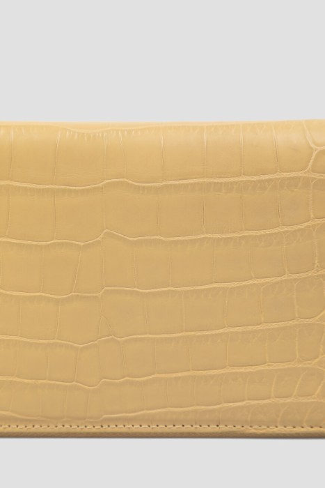 Товар бежевого цвета с внутренней стороны