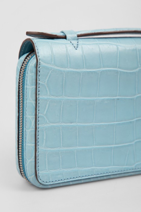 Товар голубого цвета с внутренней стороны