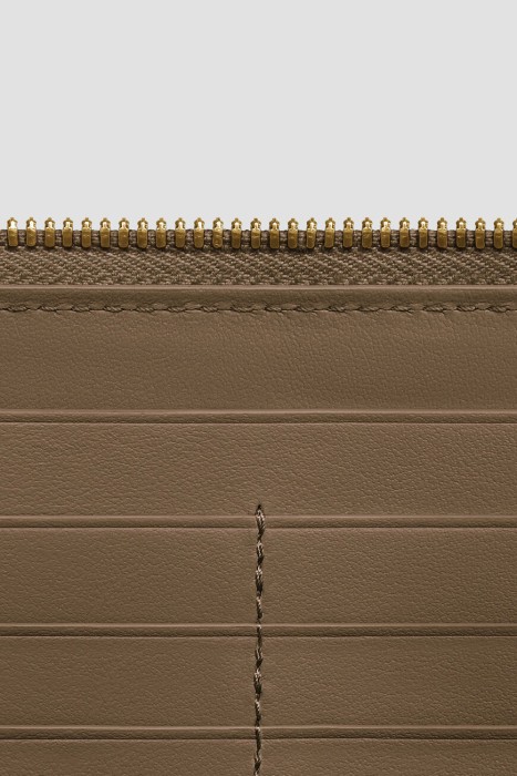 Товар хаки цвета с внутренней стороны