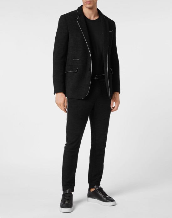 Товар черного цвета с внутренней стороны