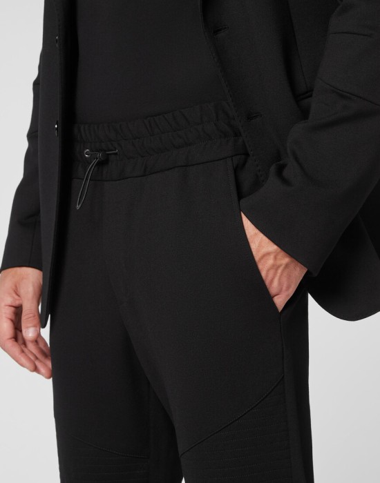 Товар черного цвета с внутренней стороны