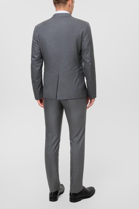 костюм  с узором в полоску от бренда isaia вид слева