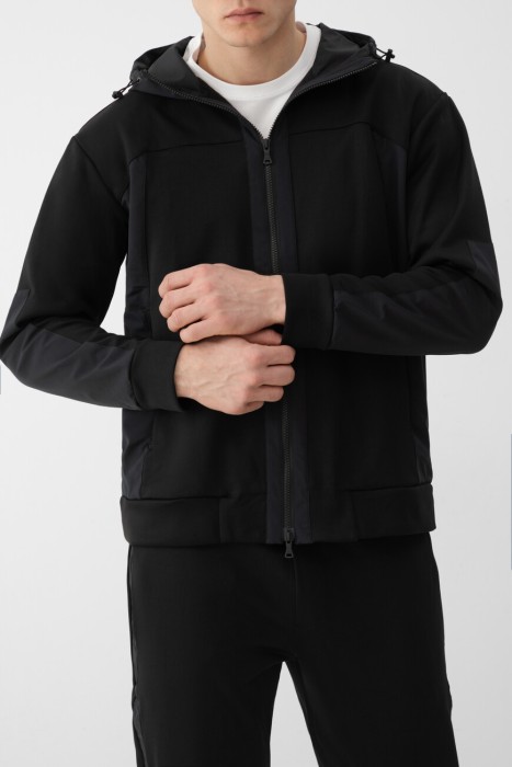 Товар черного цвета с внутренней стороны